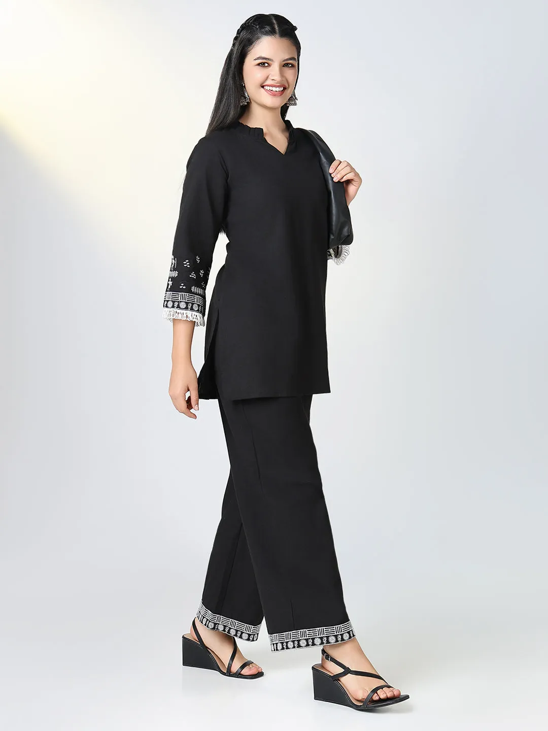 Women Black & White Embroidered Kurta Set