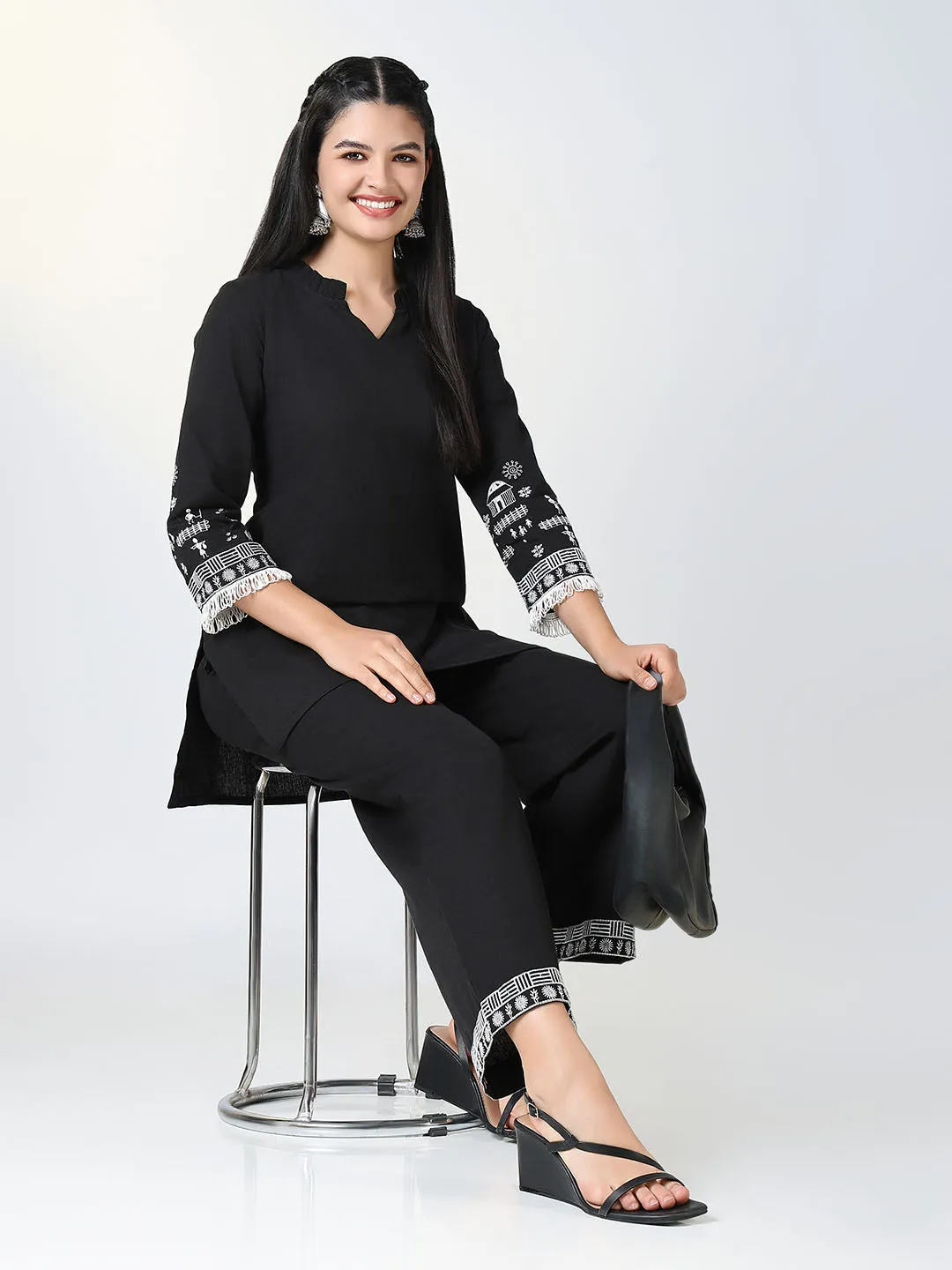 Women Black & White Embroidered Kurta Set