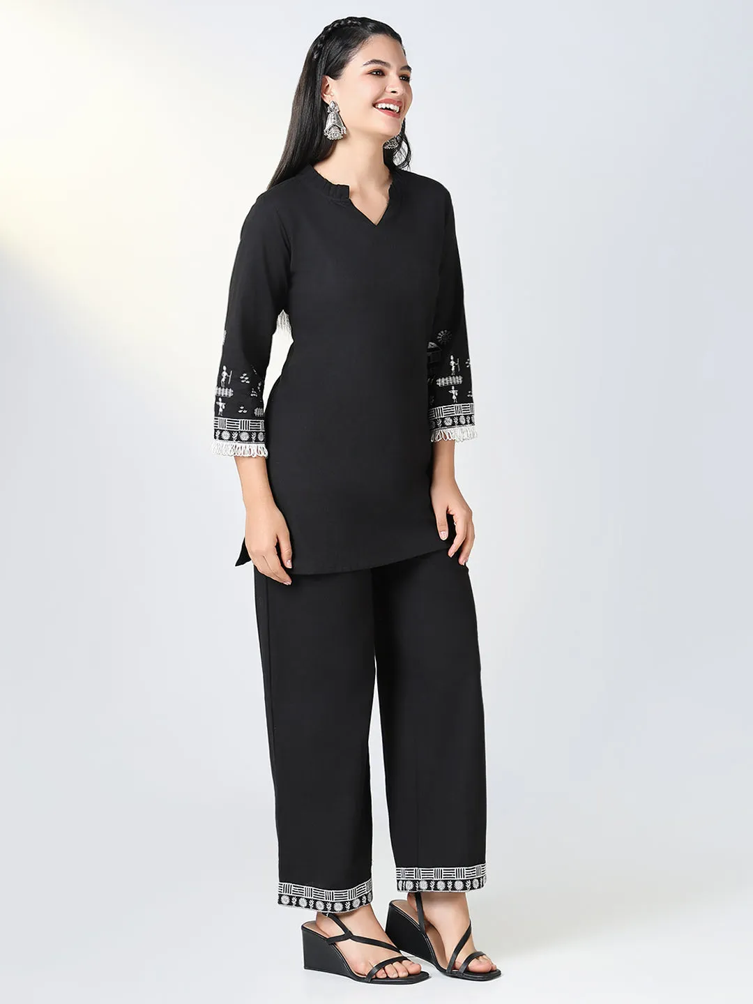 Women Black & White Embroidered Kurta Set