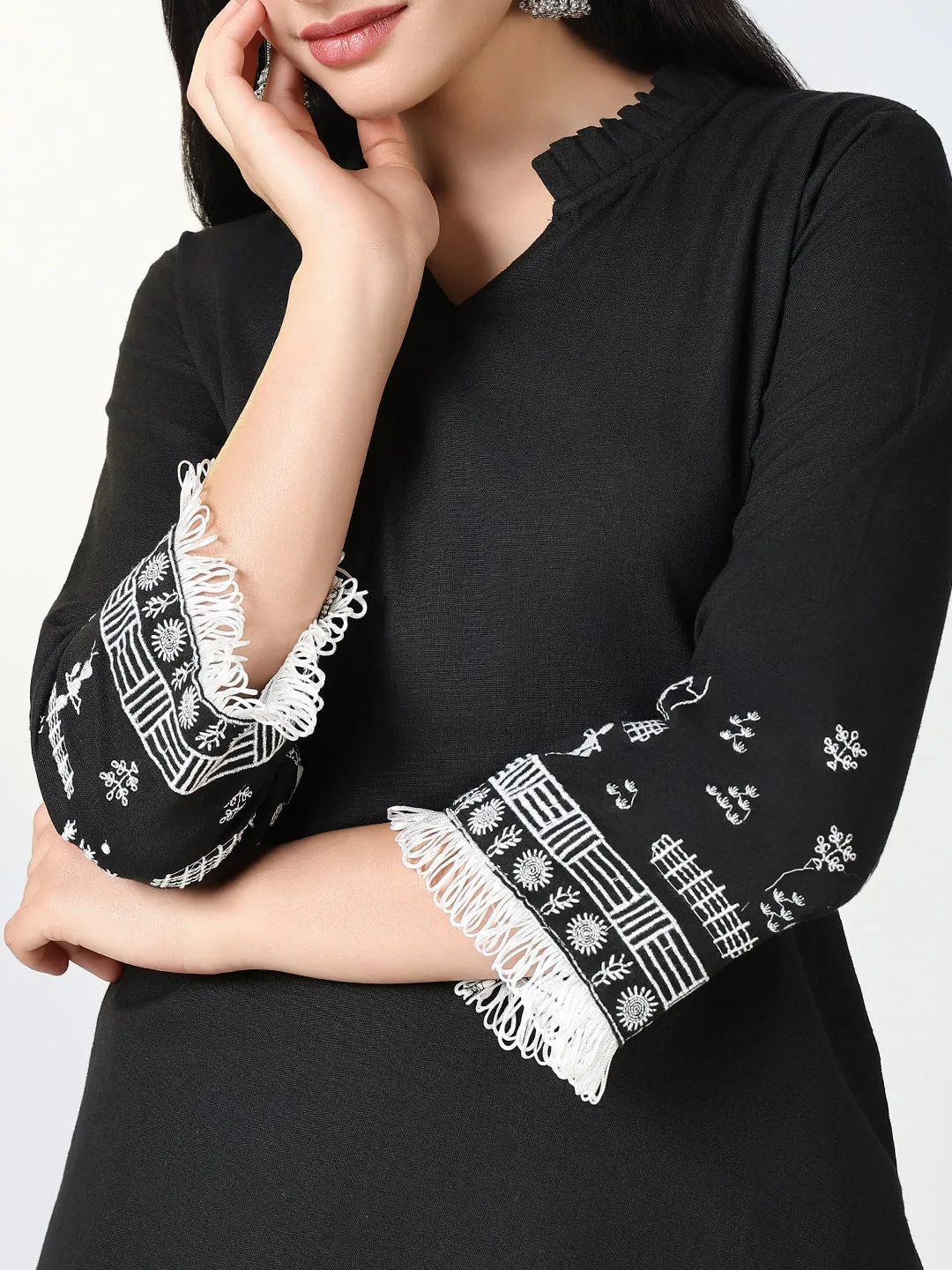 Women Black & White Embroidered Kurta Set
