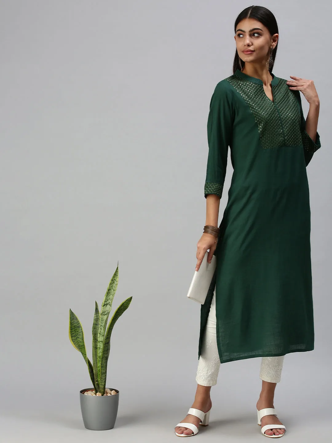 Women Green Geometric Embroidered Kurta